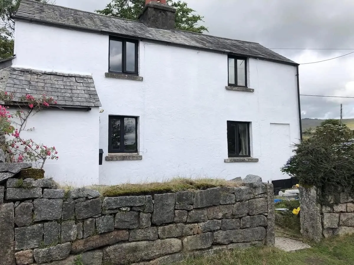 Render repair and exterior repaint of a cottage in St Blazey